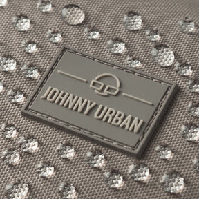 Nahe Aufnahme des wasserabweisenden Half Moon Bags 'Ally Small' in desert-grau mit Johnny Urban Logo.