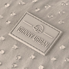 Johnny Urban Markenlabel auf wasserabweisendem beige Stoff mit Wassertropfen