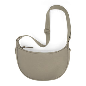 Halbmondtasche 'Ally Small' von Johnny Urban in desertgrauer Farbe aus robustem Material mit verstellbarem Schultergurt