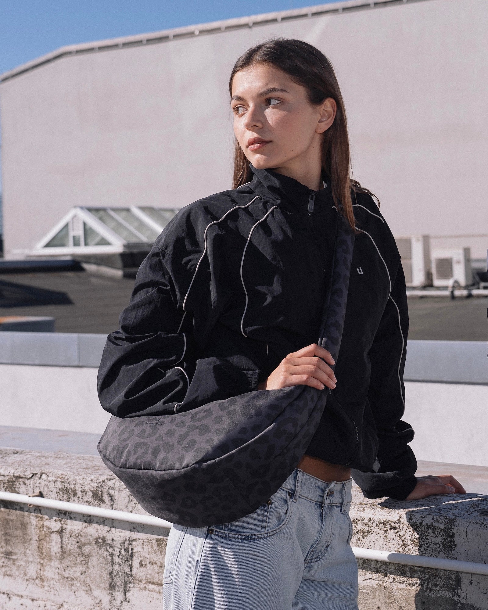 Half Moon Bag "Lou Large" grau leo