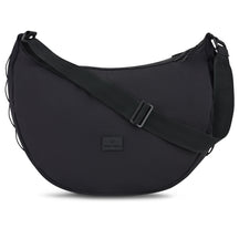 Schwarze halbmondförmige Umhängetasche 'Kaia XL' von Johnny Urban mit verstellbarem Träger
