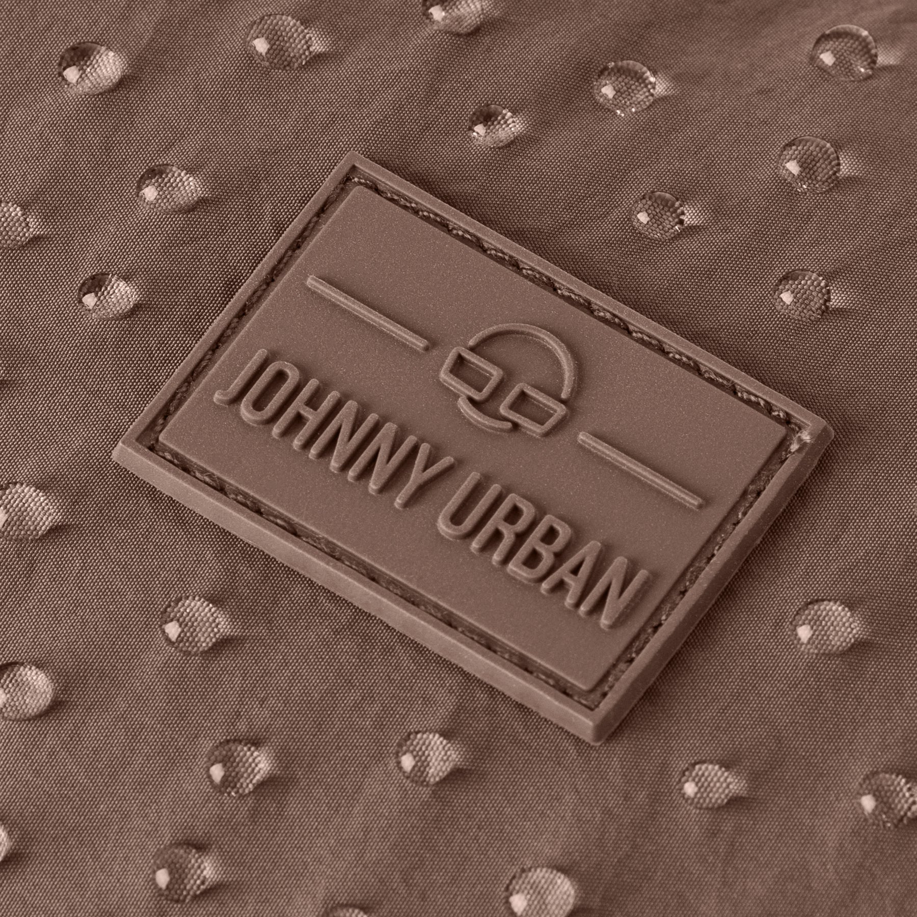 Nahaufnahme eines wasserabweisenden Johnny Urban Logos auf der Kaia Small Half Moon Bag