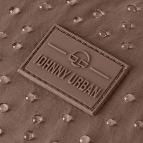 Nahaufnahme eines wasserabweisenden Johnny Urban Logos auf der Kaia Small Half Moon Bag