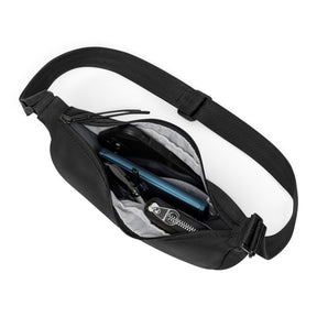 Johnny Urban Half Moon Bag 'Kaia Small' schwarz mit Reißverschlusstasche und verstellbarem Gurt, geöffnet mit Sicht auf Handy und Schlüssel