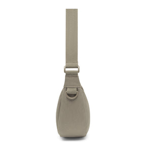 Halbmondtasche 'Ally Small' von Johnny Urban in desert-grau, seitliche Ansicht mit verstellbarem Tragegurt
