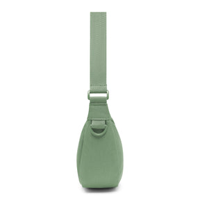 Half Moon Bag Ally Small in Salbeigrün, seitliche Ansicht mit verstellbarem Gurt