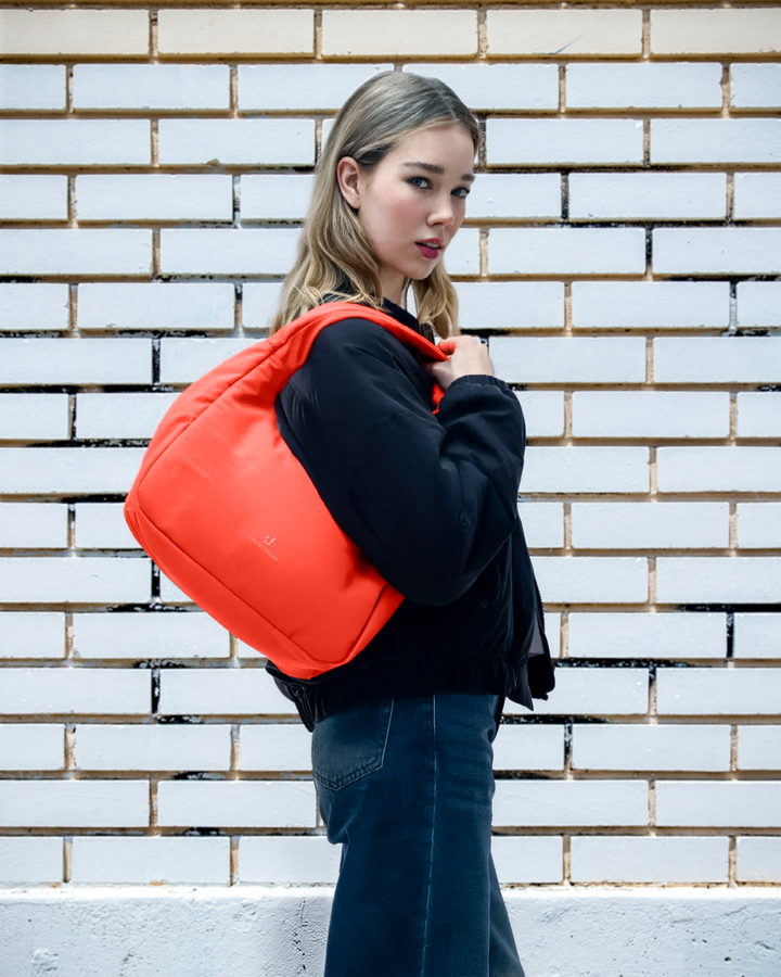 Unser Model mit stylischer Handtasche heißt dich in unserer Kategorie „Handtaschen“ herzlich willkommen. 