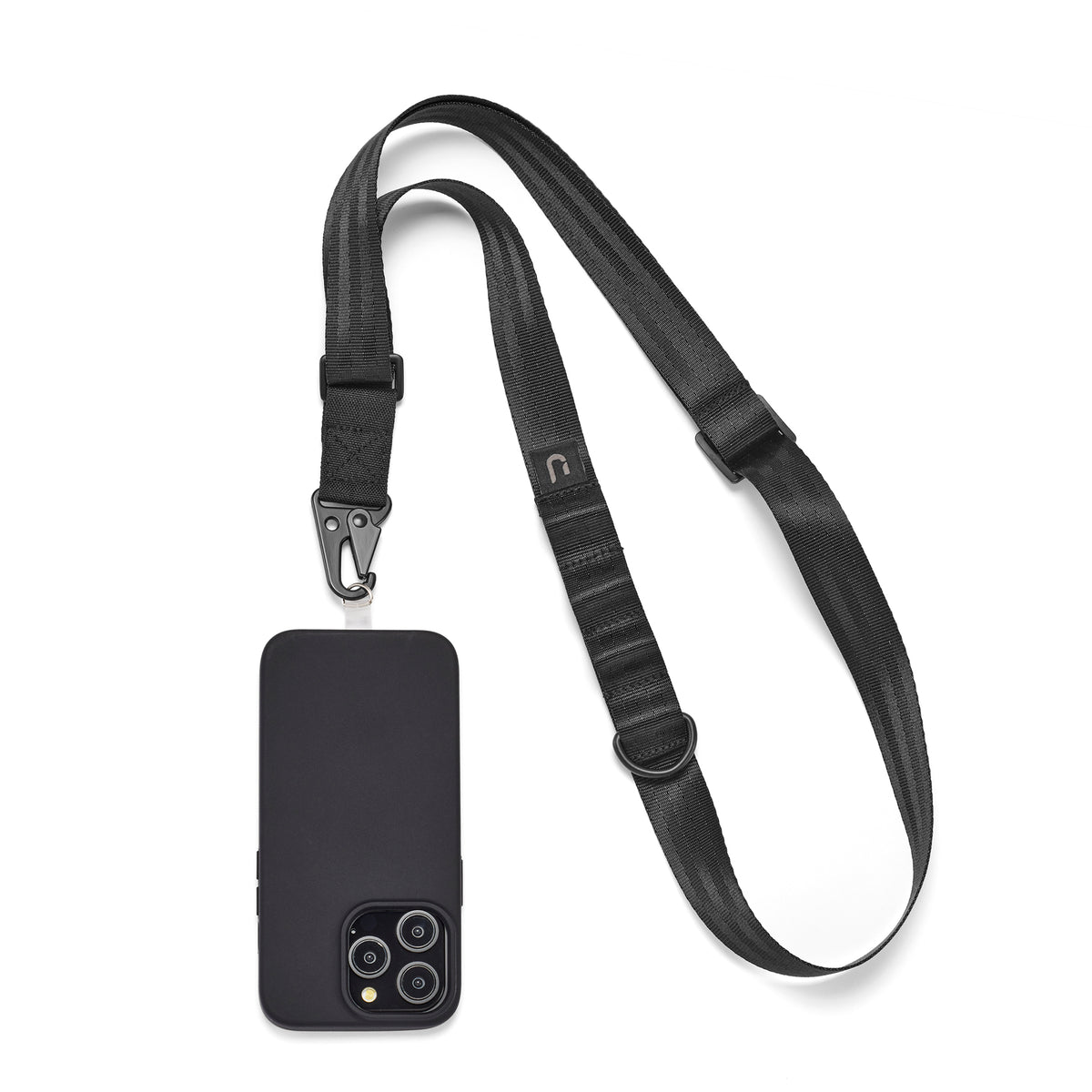 Schwarze Handykette mit Karabinerhaken, befestigt an einem schwarzen Smartphone 