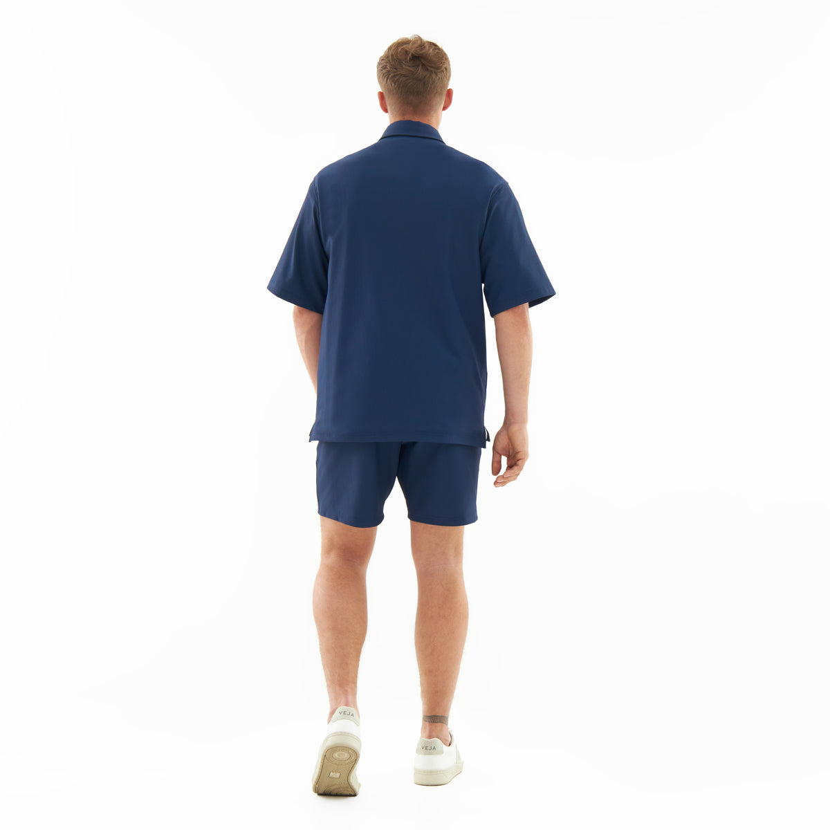 Mann trägt lockeres oversized Hemd und Shorts in Dunkelblau aus der 'Mason' Kollektion
