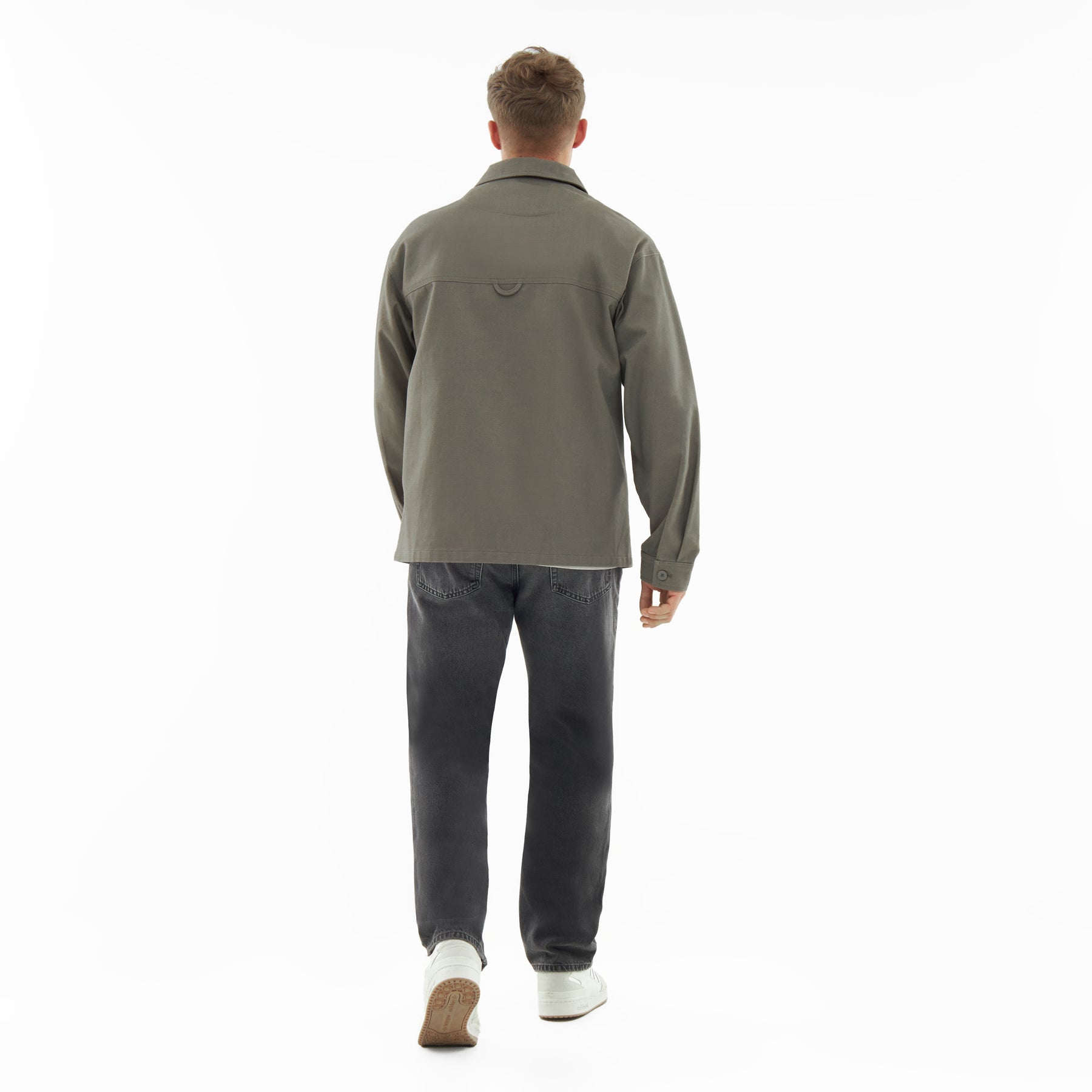 Rückansicht eines Mannes in olivgrüner Overshirt 'Cameron' und schwarzen Jeans