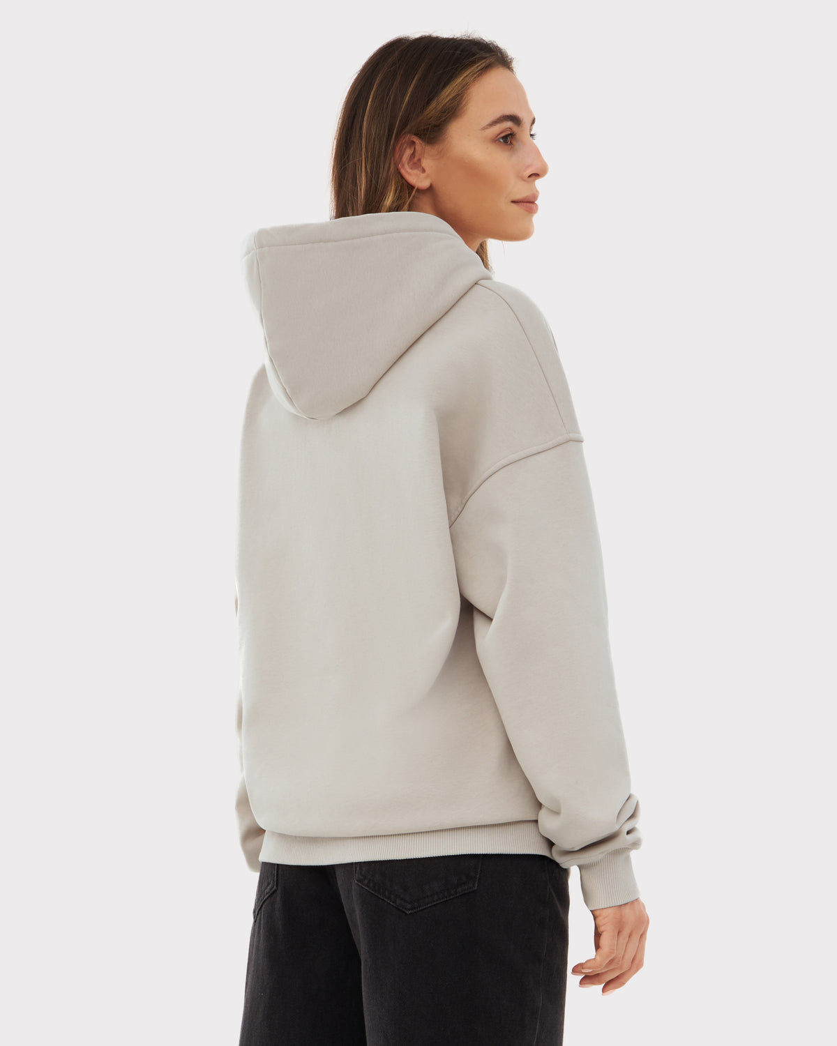 Damen trägt beige oversized Hoodie 'Cody' Print von Johnny Urban, Rückansicht, kombiniert mit schwarzen Jeans