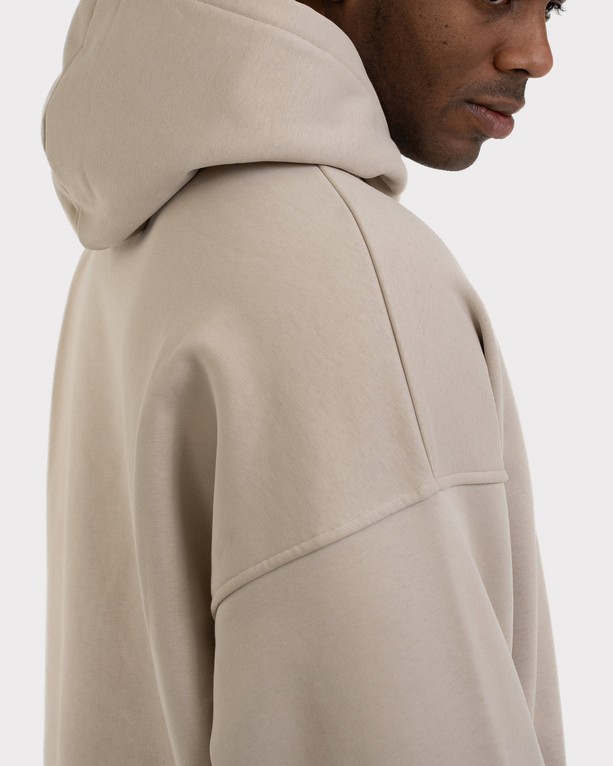 Rückansicht eines Mannes mit kurzem blondem Haar, trägt cremefarbenes Oversized Hoodie 'Cody'