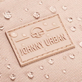 Nahaufnahme des Johnny Urban Logos auf der rosafarbenen Bauchtasche Erik Large mit Wasserperlen