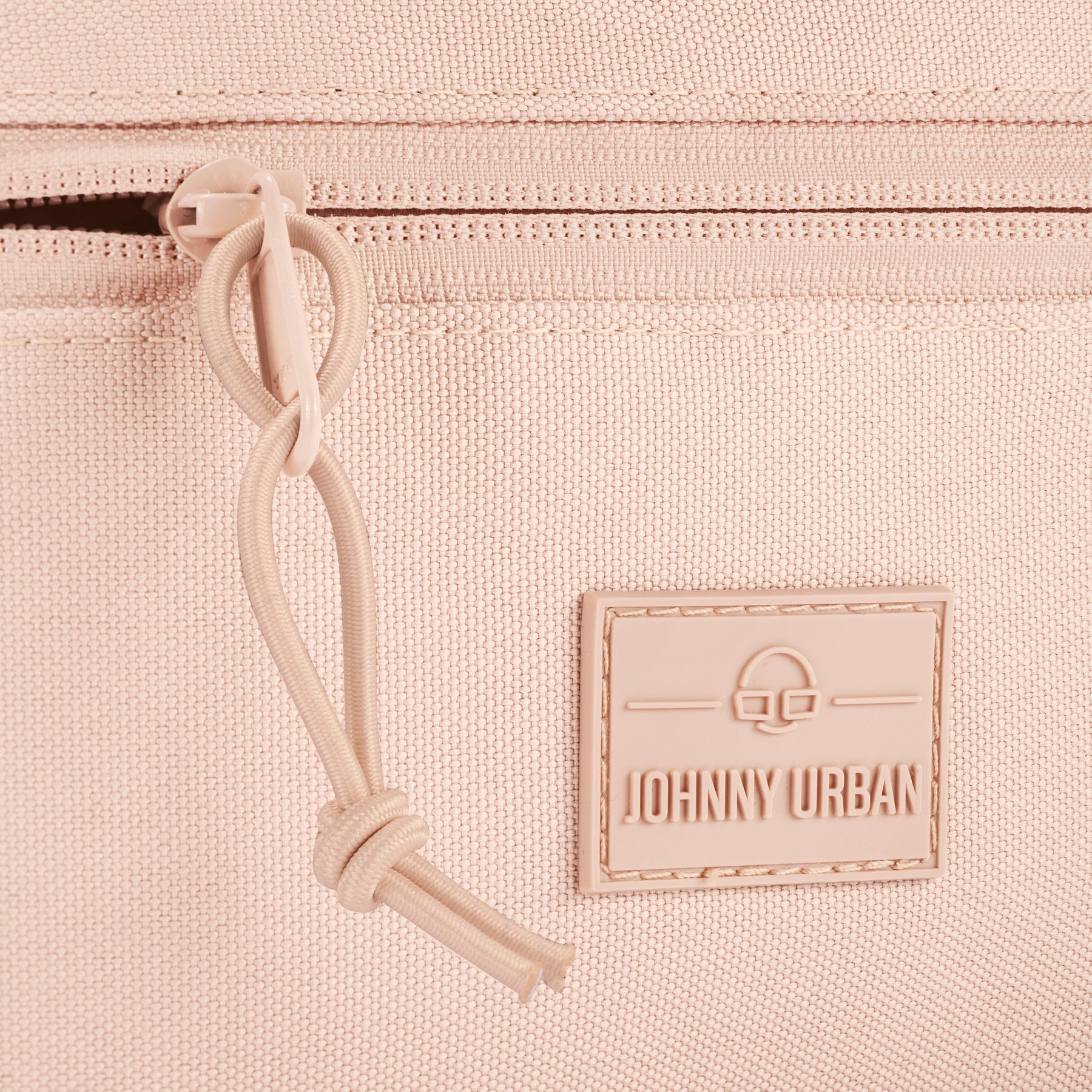 Nahaufnahme der Front mit Reißverschluss und Logo der rosa Johnny Urban Bauchtasche 'Erik Large'