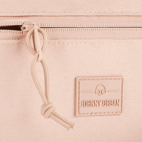 Nahaufnahme der Front mit Reißverschluss und Logo der rosa Johnny Urban Bauchtasche 'Erik Large'