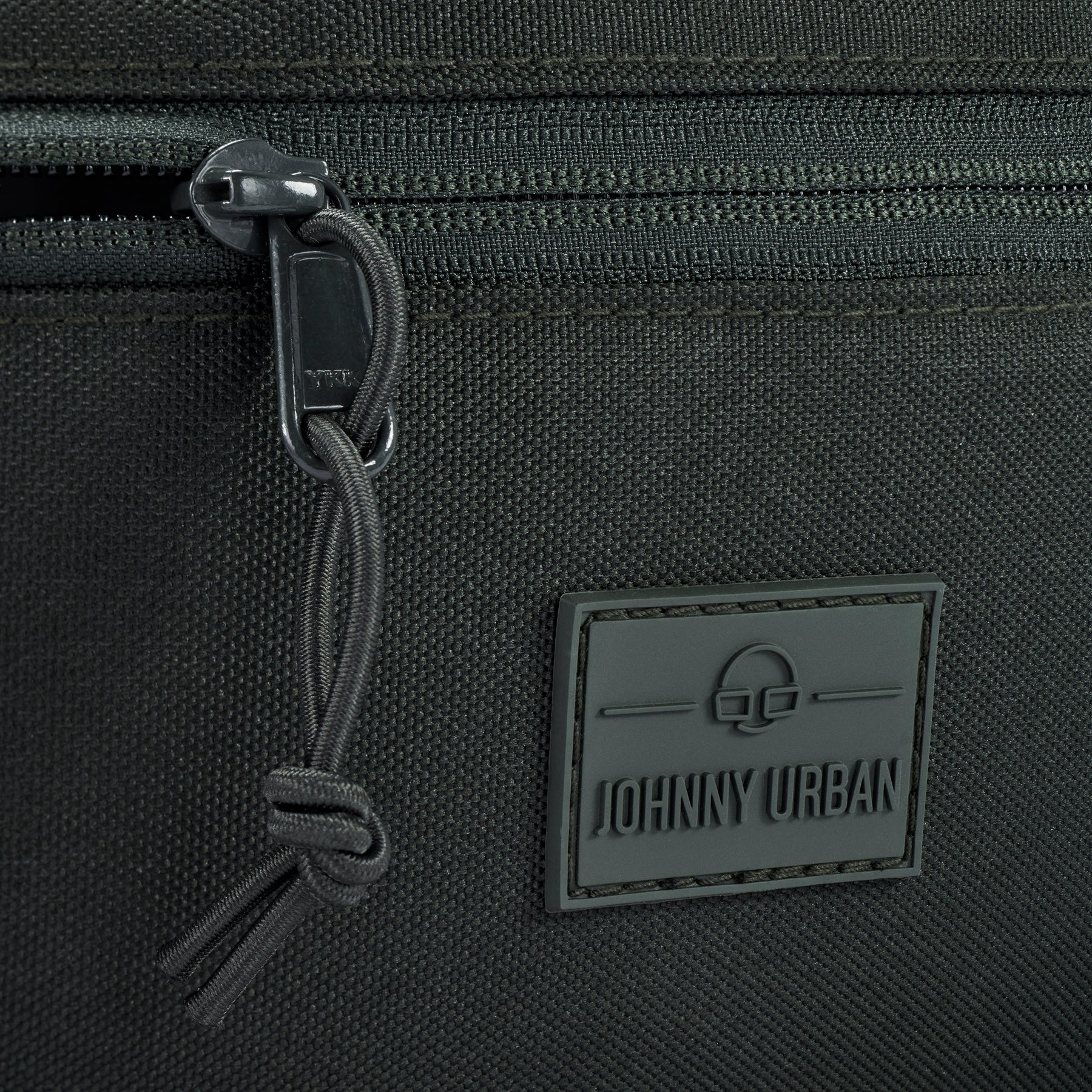 Nahaufnahme der dunkelgrünen, nachhaltigen Bauchtasche 'Erik Large' von Johnny Urban mit Reißverschluss und Logo-Patch