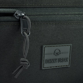 Nahaufnahme der dunkelgrünen, nachhaltigen Bauchtasche 'Erik Large' von Johnny Urban mit Reißverschluss und Logo-Patch