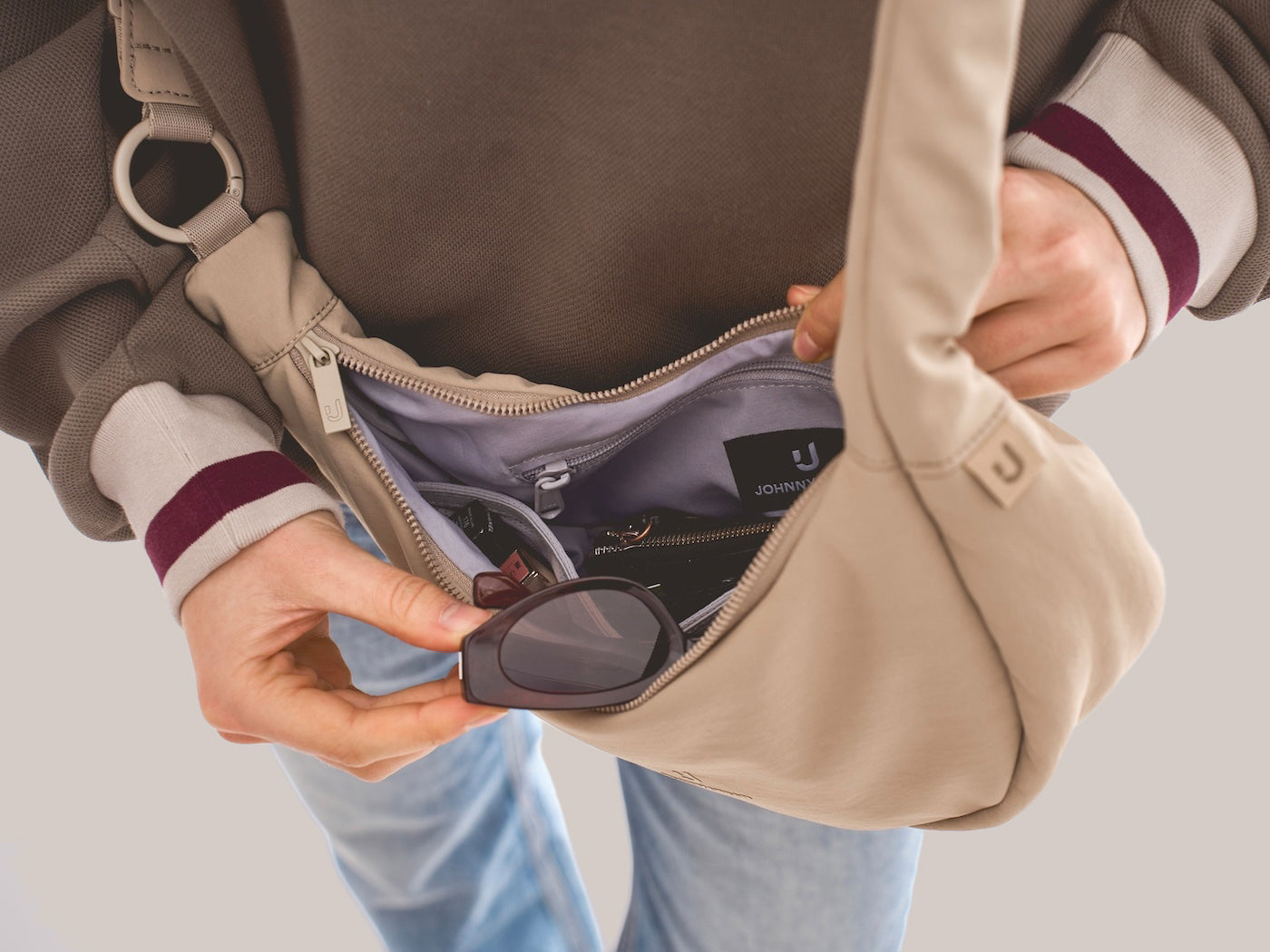 Ein direkter Einblick in das geräumige Innenleben der Lou Medium mit all ihren Taschen und Staumöglichkeiten. 