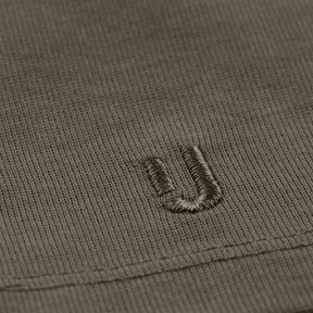 Nahaufnahme des grauen Stoffes mit gesticktem Johnny Urban Logo
