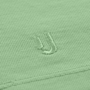 Nahaufnahme des gestickten Johnny Urban Logos auf dem T-Shirt 'Sammy' in Salbeigrün