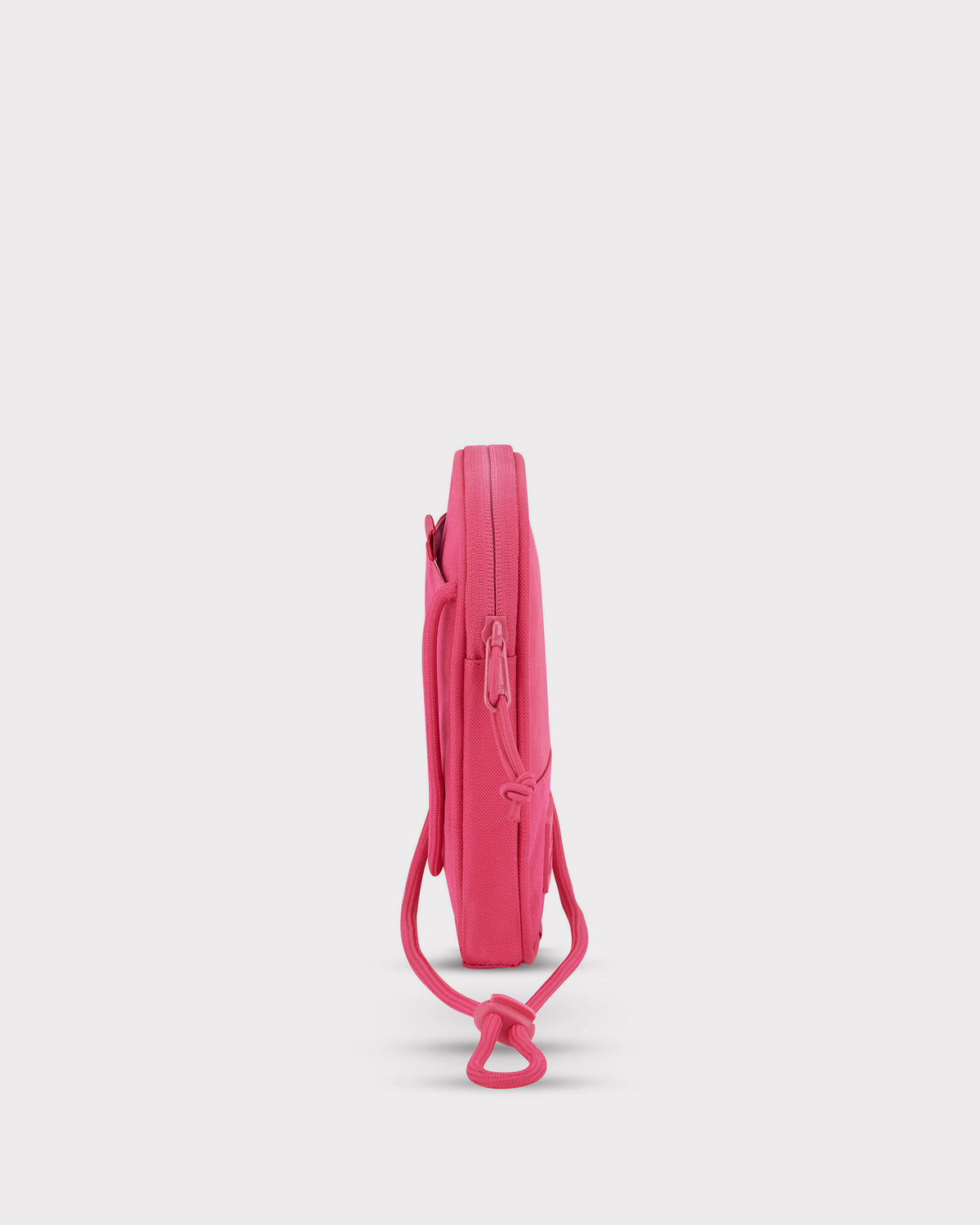 Seitliche Ansicht der pinkfarbenen Umhängetasche 'Josh' von Johnny Urban mit Reißverschluss und schmalem Design