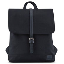 Kleiner schwarzer Damenrucksack 'Mia' mit Klappe und verstellbarem Verschlussriemen von Johnny Urban