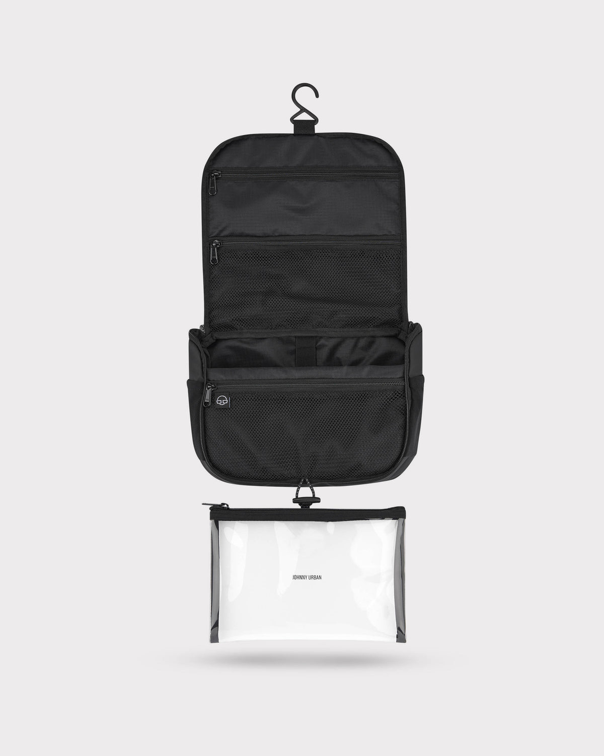 Offene schwarze Kulturtasche "Logan" mit Aufhängung, mehreren Reißverschlusstaschen und durchsichtiger Hülle mit 'Johnny Urban'-Logo