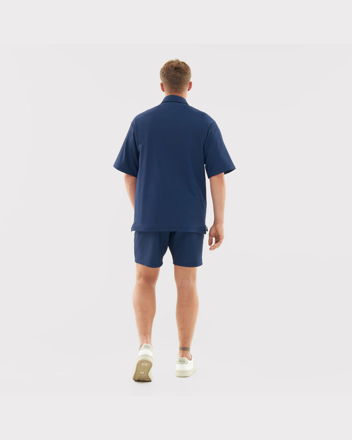 Mann von hinten in dunkelblauen Shorts 'Mason' und passendem kurzärmligen Hemd