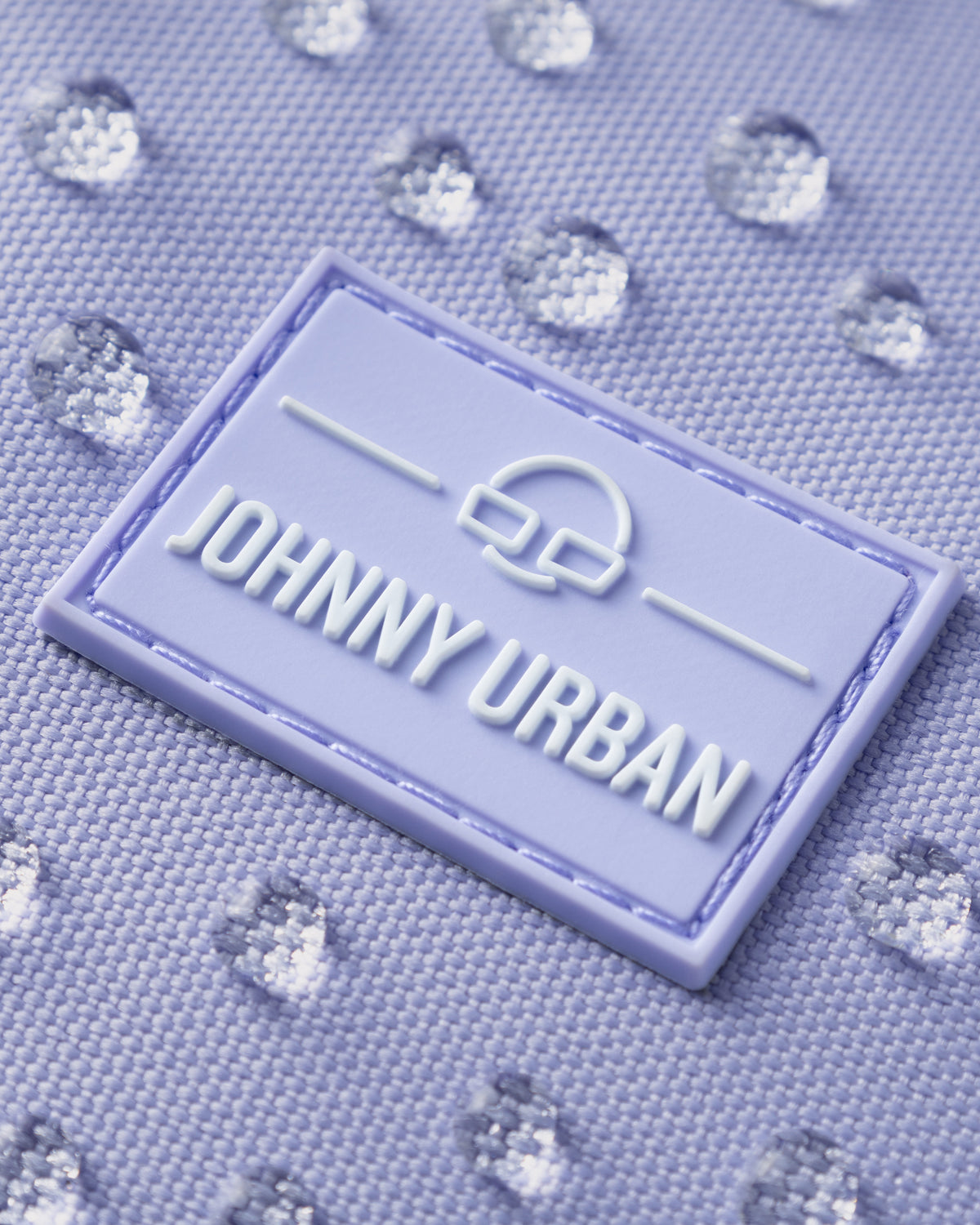 Johnny Urban Logo auf wasserabweisendem Stoff der Half Moon Bag 'Ally Medium' mit Wassertropfen