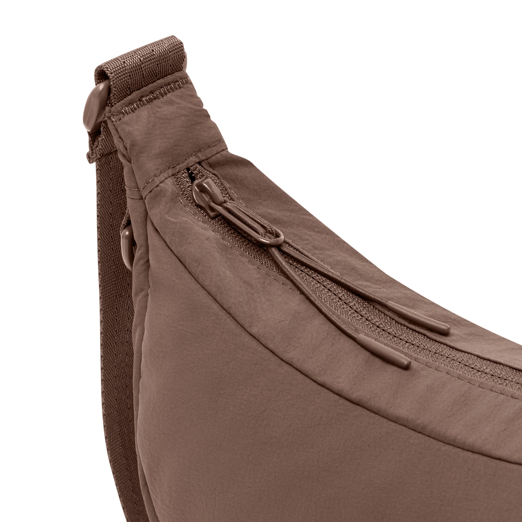 Braune, gepolsterte Half Moon Bag 'Kaia Small' mit Reißverschluss und verstellbarem Gurt