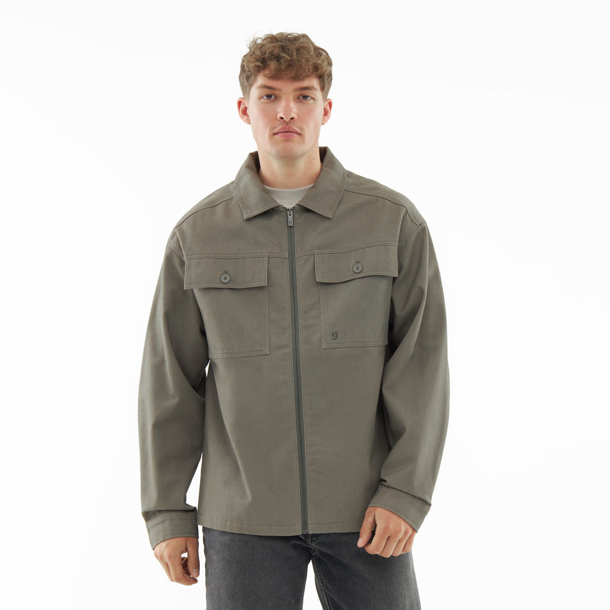 Männermodell trägt Overshirt 'Cameron' in Grau-Oliv mit Reißverschluss und aufgesetzten Brusttaschen