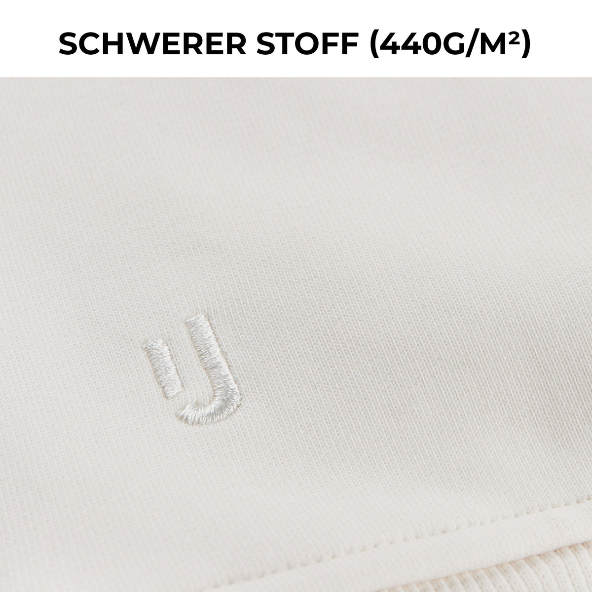 Nahaufnahme des cremefarbenen Oversized Crewnecks 'Carter' von Johnny Urban mit gesticktem Logo