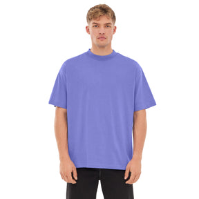 Mann trägt lila oversize T-Shirt ohne Aufdruck, steht frontal, trägt schwarze Hose