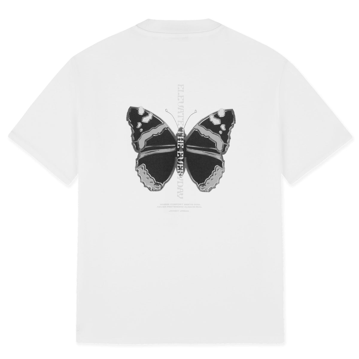 Weißen Oversize-T-Shirt mit großem, schwarzem Schmetterlingsdruck und dem Text 'Elevate The Everyday' in der Mitte