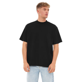 Mann trägt schwarzes Oversize-T-Shirt ohne sichtbaren Print und helle Jeans