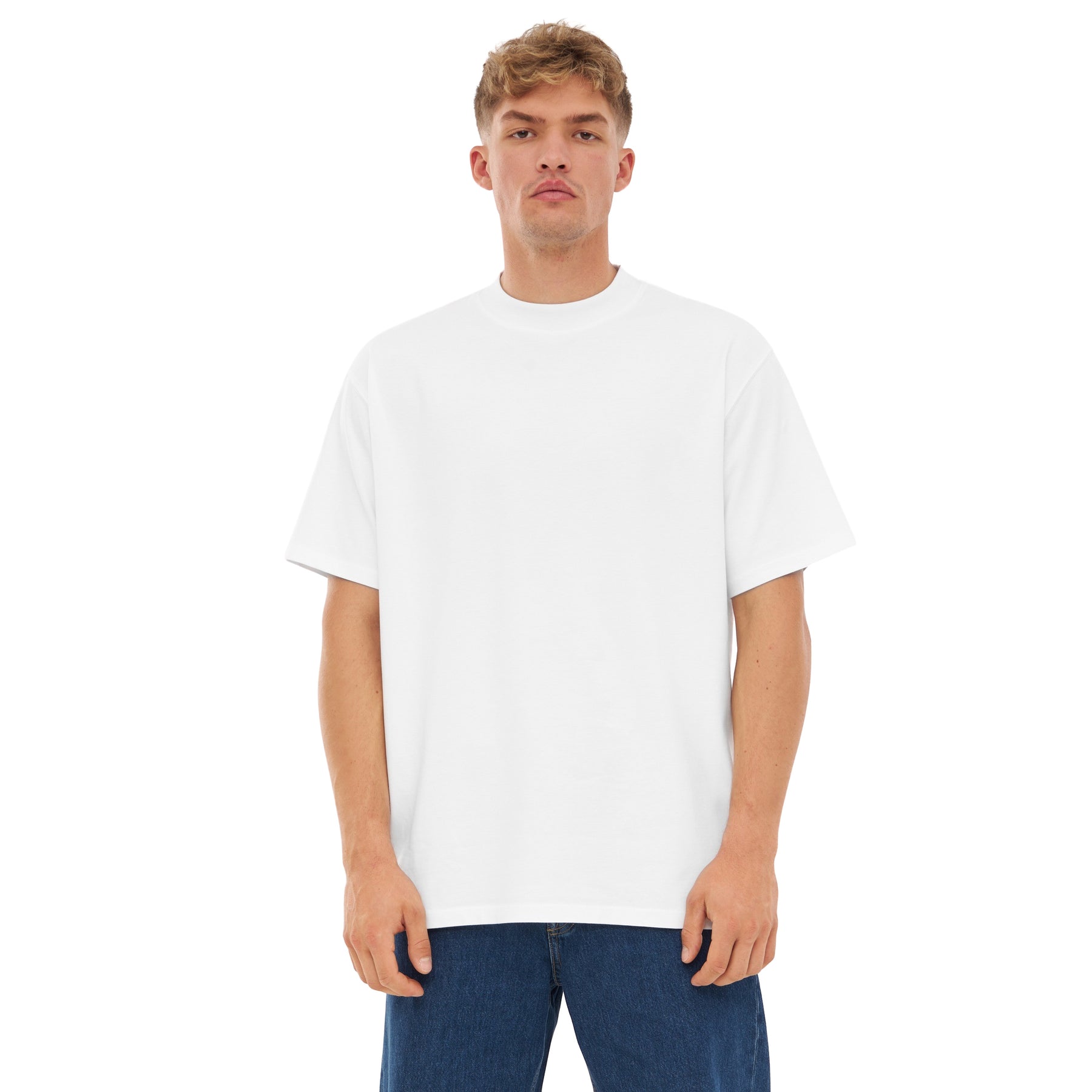 Mann trägt weißes Oversize-T-Shirt ohne Aufdruck und blaue Jeans