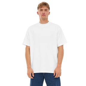 Mann trägt weißes Oversize-T-Shirt ohne Aufdruck und blaue Jeans