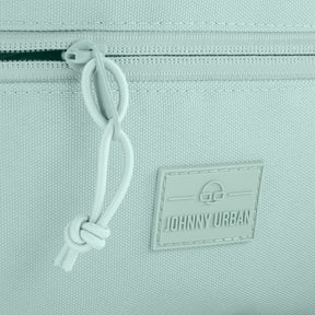 Detailansicht der mintfarbenen Bauchtasche 'Erik Large' von Johnny Urban mit Reißverschluss und Logo-Patch