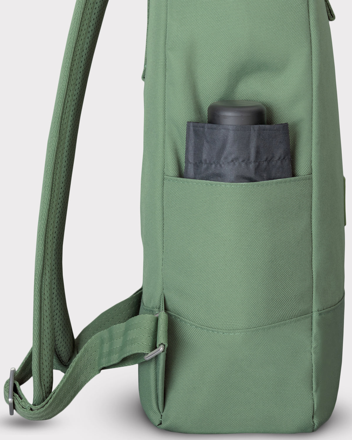 Grüner Rolltop-Rucksack Robin Large mit Seitentasche und schwarzem Tascheninhalt