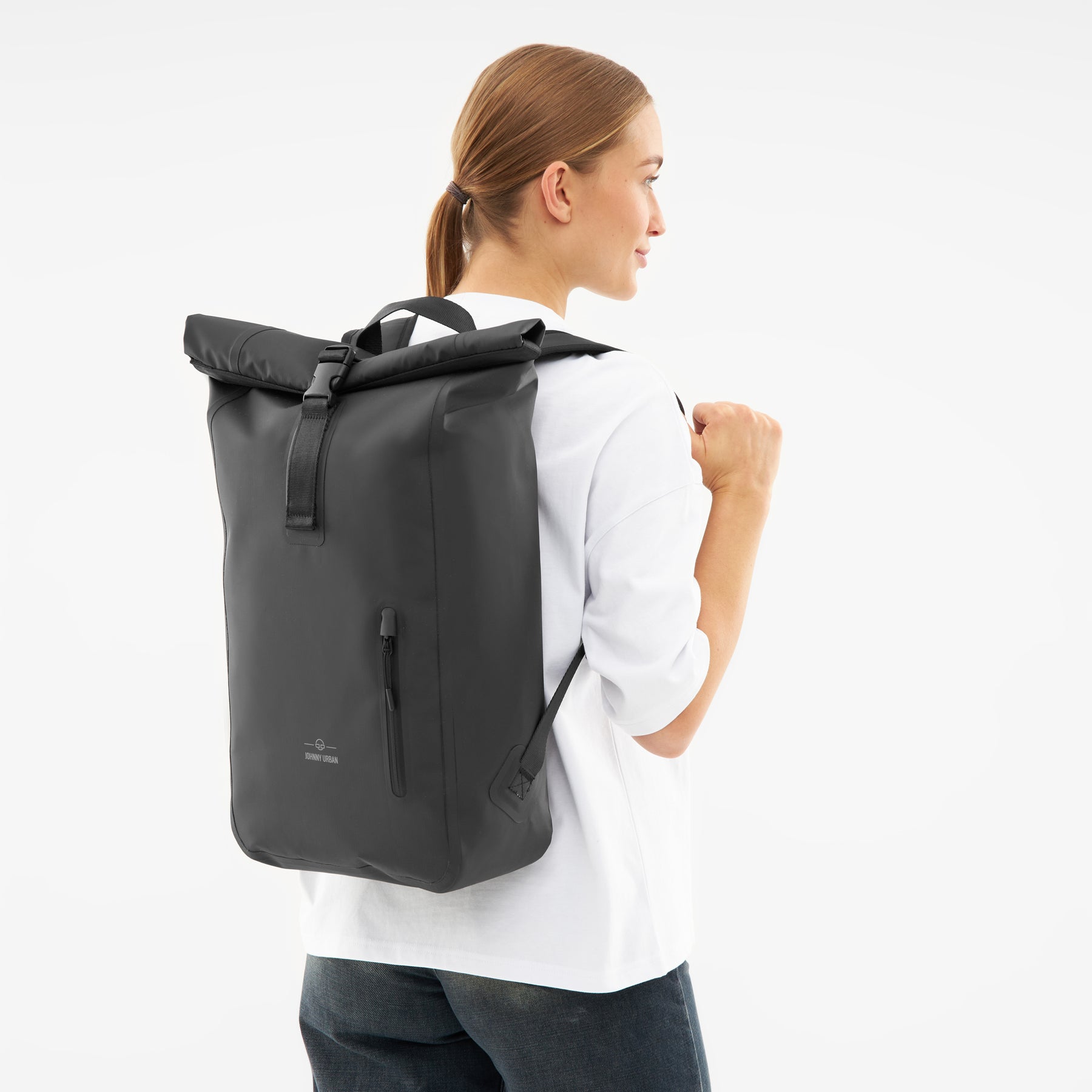 Frau trägt schwarzen wasserfesten Rolltop Rucksack 'Conor' von Johnny Urban