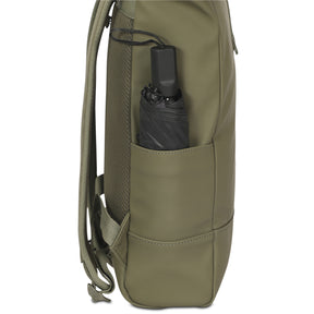Seitentasche des olivfarbenen Rolltop-Rucksacks 'Harvey Medium' mit eingestecktem schwarzem Regenschirm