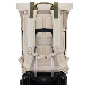 Rolltop Rucksack 'Ashton' in Beige befestigt am Griff eines Handgepäck Trolleys