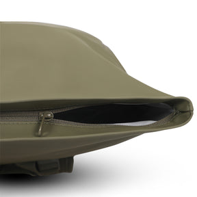 Rolltop Rucksack "Harvey Medium" in Olivgrün mit geöffnetem Reißverschluss seitlich