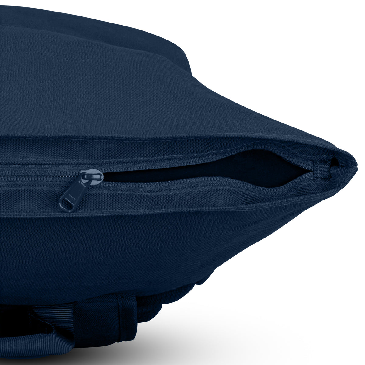 Blauer Rolltop Rucksack 'Robin Medium' von Johnny Urban mit geöffnetem Seitenreißverschluss