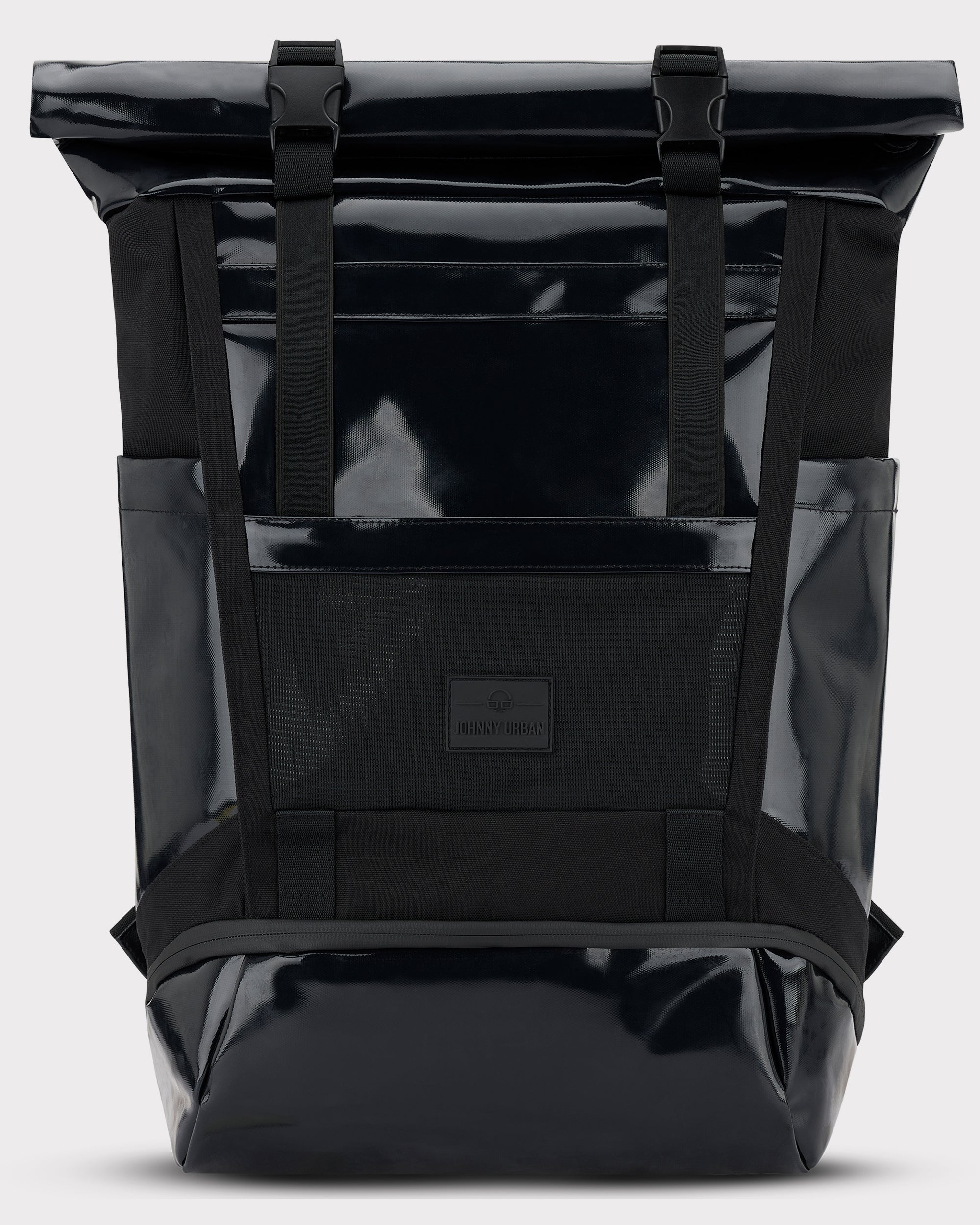 Schwarzer Rolltop-Rucksack 'Ashton' von Johnny Urban mit glänzendem Material und zwei Schnallen zum Verschließen