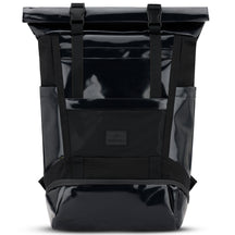 Schwarzer Rolltop-Rucksack 'Ashton' von Johnny Urban mit glänzendem Material und zwei Schnallen zum Verschließen