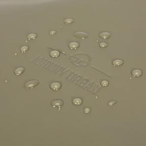 Wasserabweisende Oberfläche mit Wassertropfen und geprägtem Johnny Urban Logo
