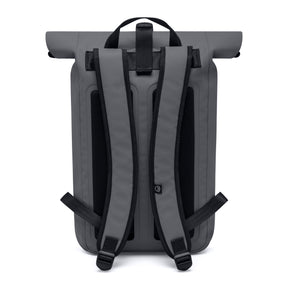 Rückansicht des wasserfesten Rolltop Rucksacks 'Conor' in Grau mit gepolsterten und verstellbaren Schultergurten