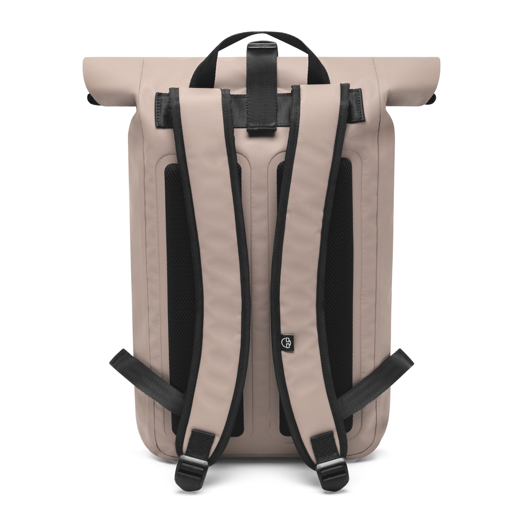 Rückseite des sandfarbenen Rolltop-Rucksacks 'Conor' mit gepolsterten, verstellbaren Schultergurten und Trageschlaufe