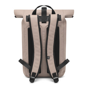 Rückseite des sandfarbenen Rolltop-Rucksacks 'Conor' mit gepolsterten, verstellbaren Schultergurten und Trageschlaufe